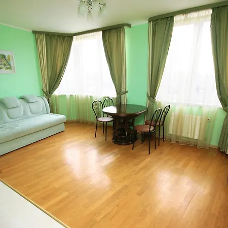 - Livoberezhna Apartment *